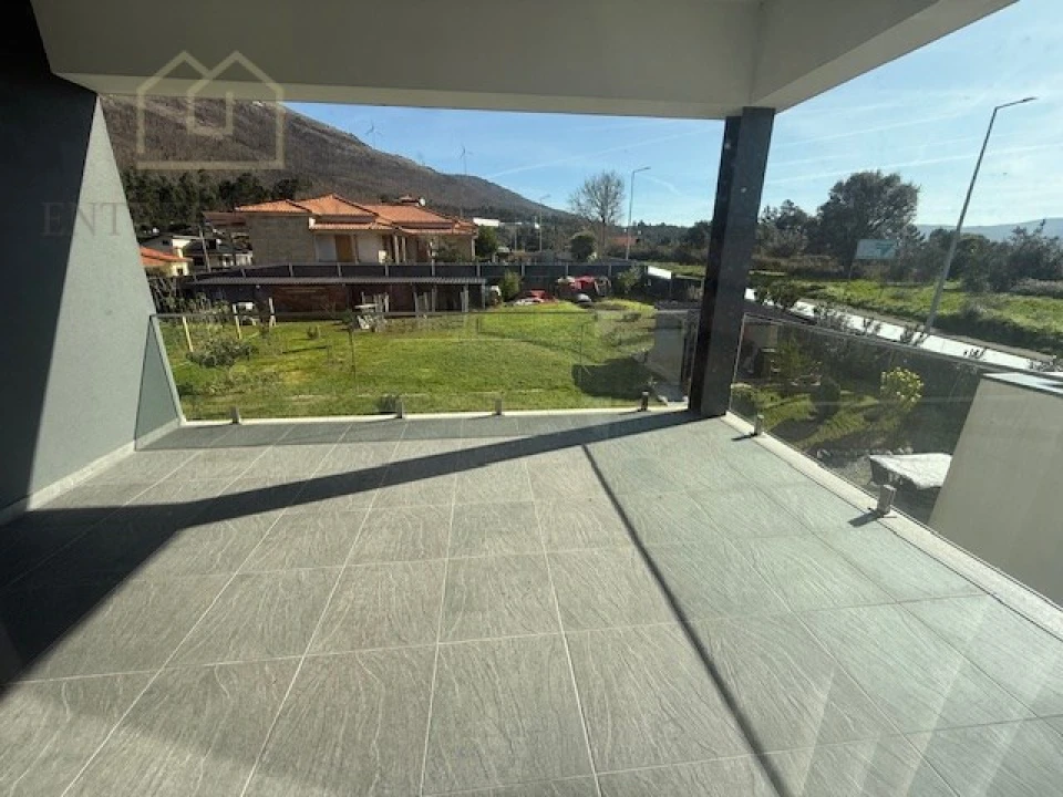 Moradia T4 para Venda em Rio Mau Foto 10