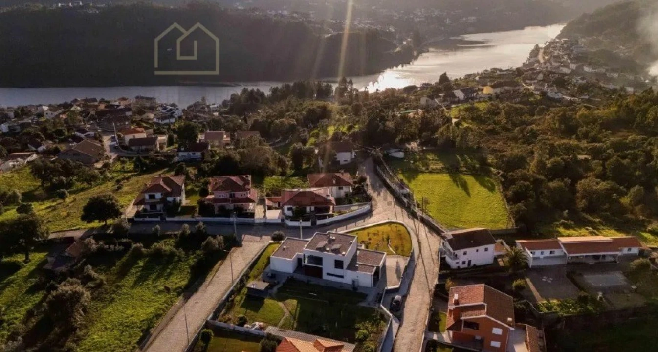 Moradia T4 para Venda em Rio Mau Foto 20