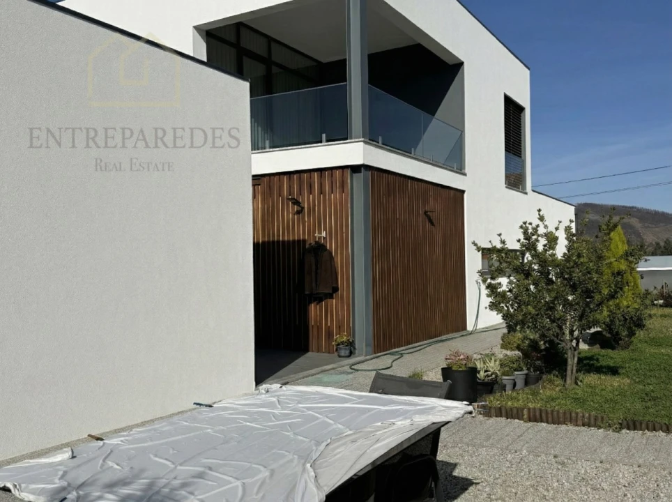 Moradia T4 para Venda em Rio Mau Foto 13