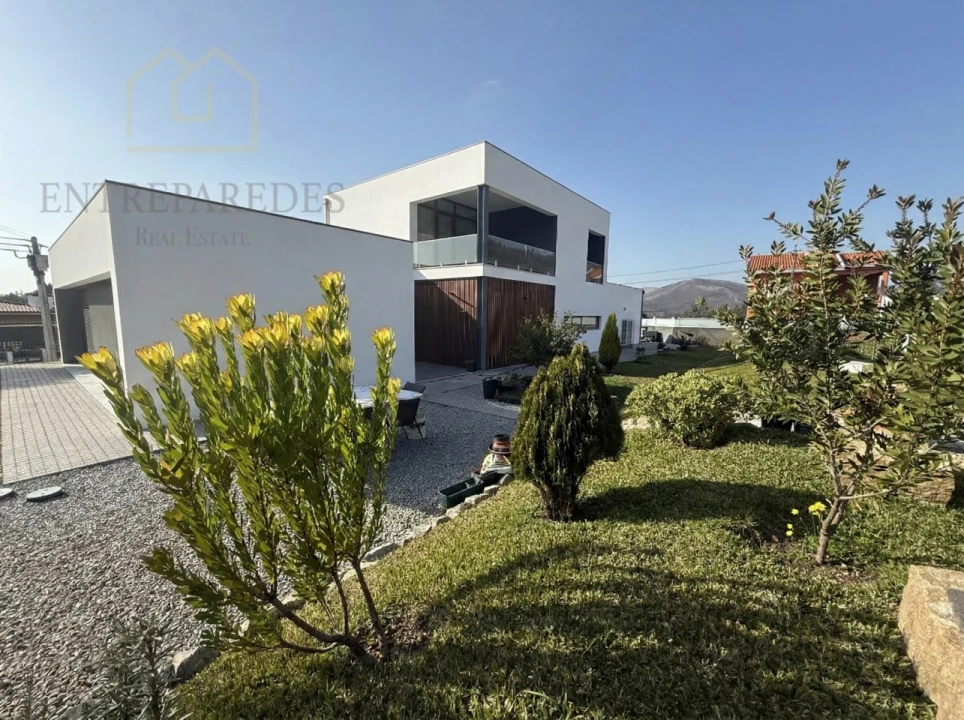 Moradia T4 para Venda em Rio Mau Foto 3