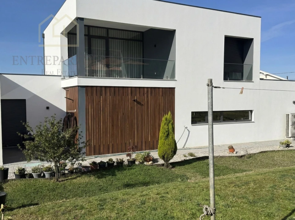 Moradia T4 para Venda em Rio Mau Foto 14