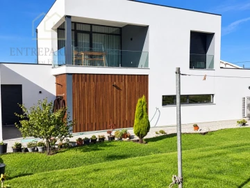 Moradia T4 para Venda em Rio Mau