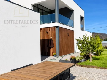 Moradia T4 para Venda em Rio Mau