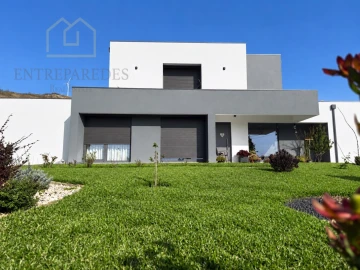 Moradia T4 para Venda em Rio Mau