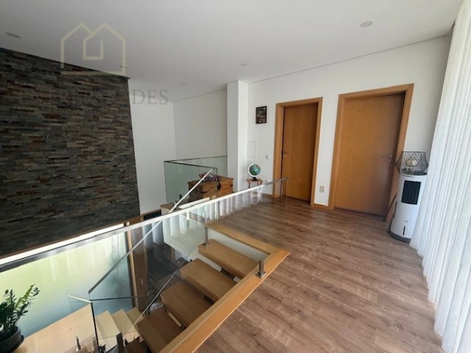 Moradia T4 para Venda em Rio Mau Foto 5