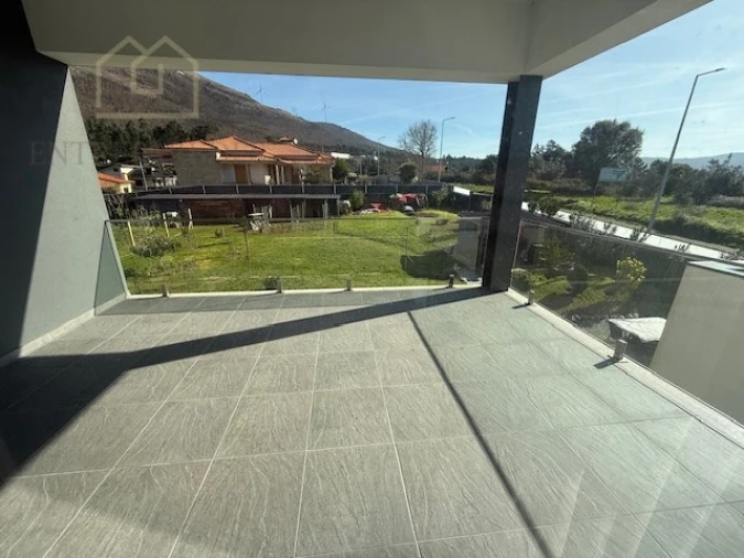 Moradia T4 para Venda em Rio Mau Foto 10