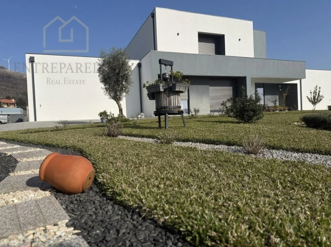 Moradia T4 para Venda em Rio Mau Foto 1