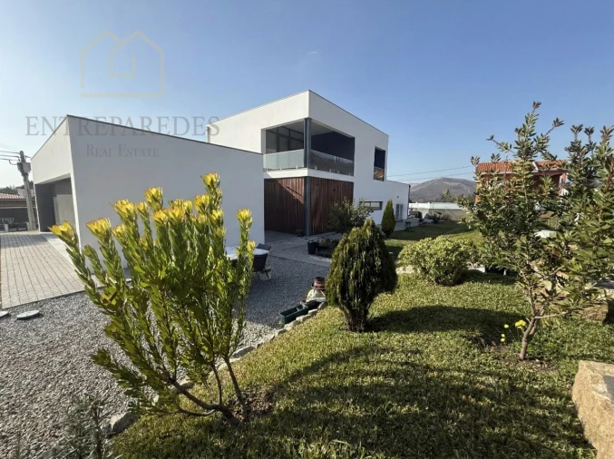 Moradia T4 para Venda em Rio Mau Foto 3