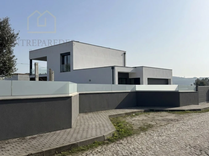 Moradia T4 para Venda em Rio Mau Foto 19