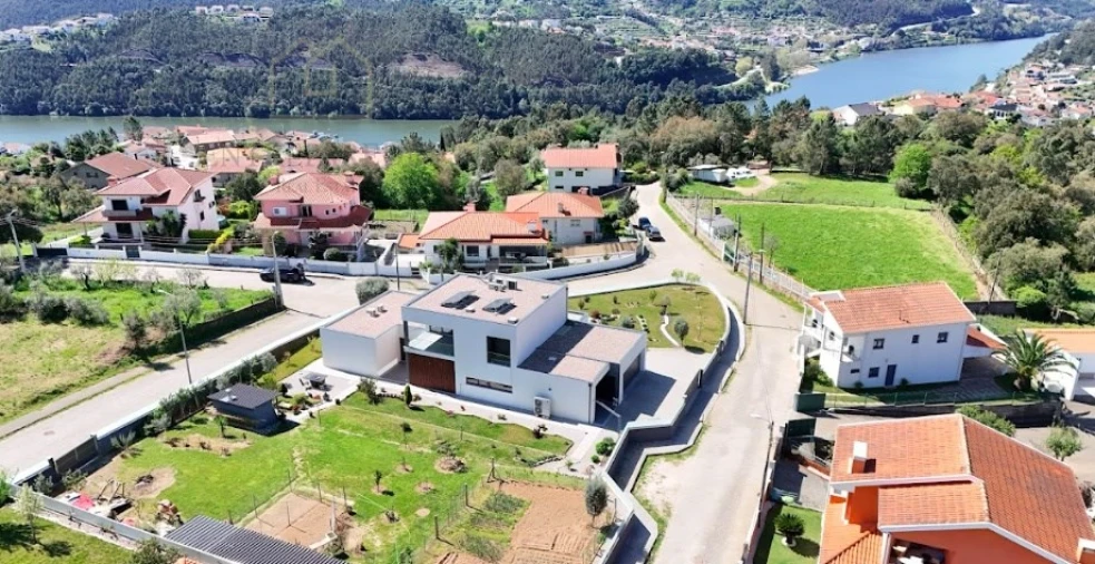 Moradia T4 para Venda em Rio Mau Foto 1