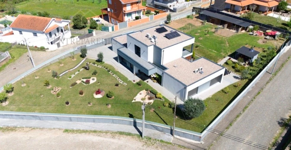 Moradia T4 para Venda em Rio Mau Foto 22