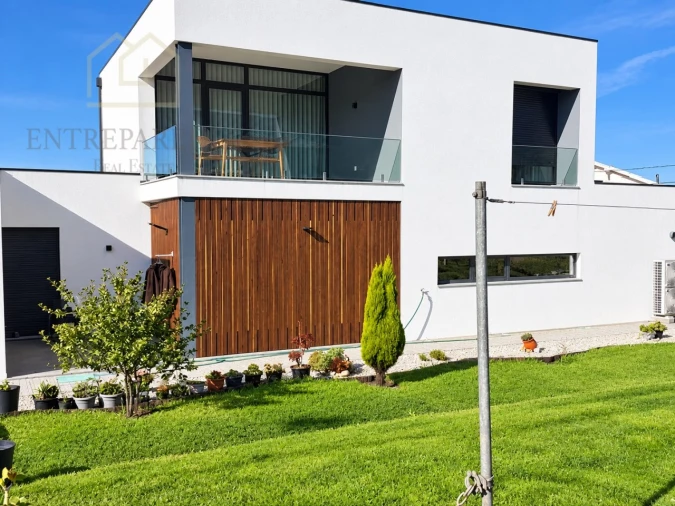Moradia T4 para Venda em Rio Mau Foto 12