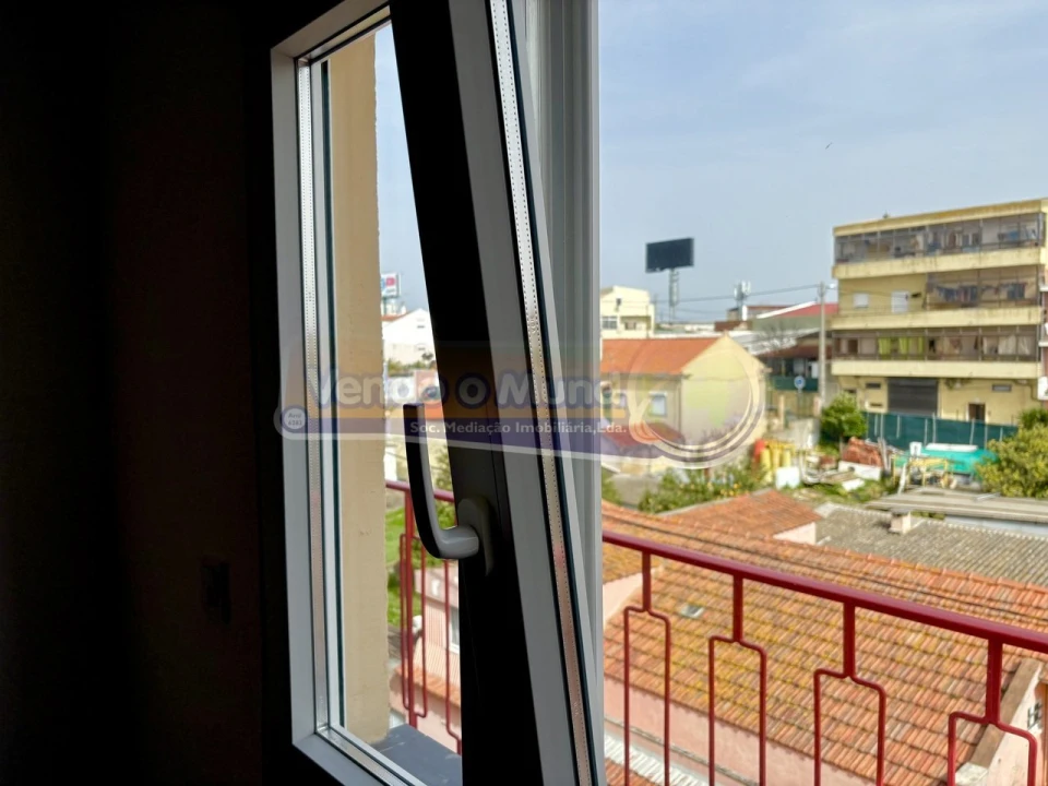 Apartamento T2 para Venda em Camarate, Unhos e Apelação Foto 19