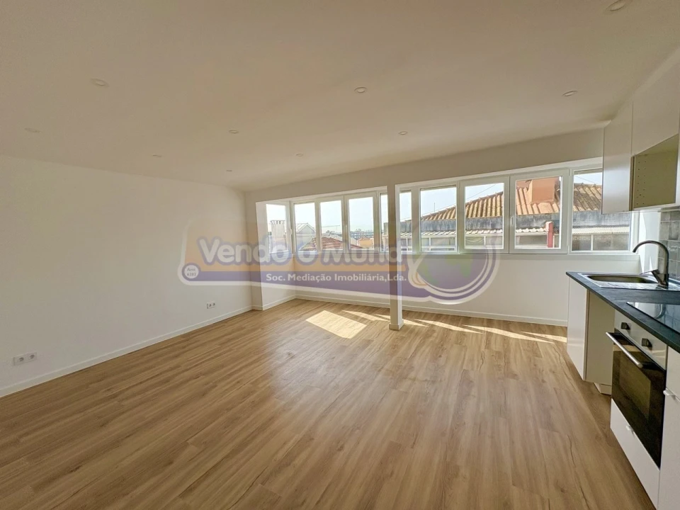 Apartamento T2 para Venda em Camarate, Unhos e Apelação Foto 1