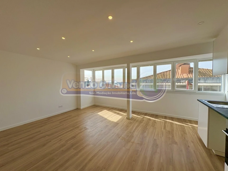 Apartamento T2 para Venda em Camarate, Unhos e Apelação Foto 2