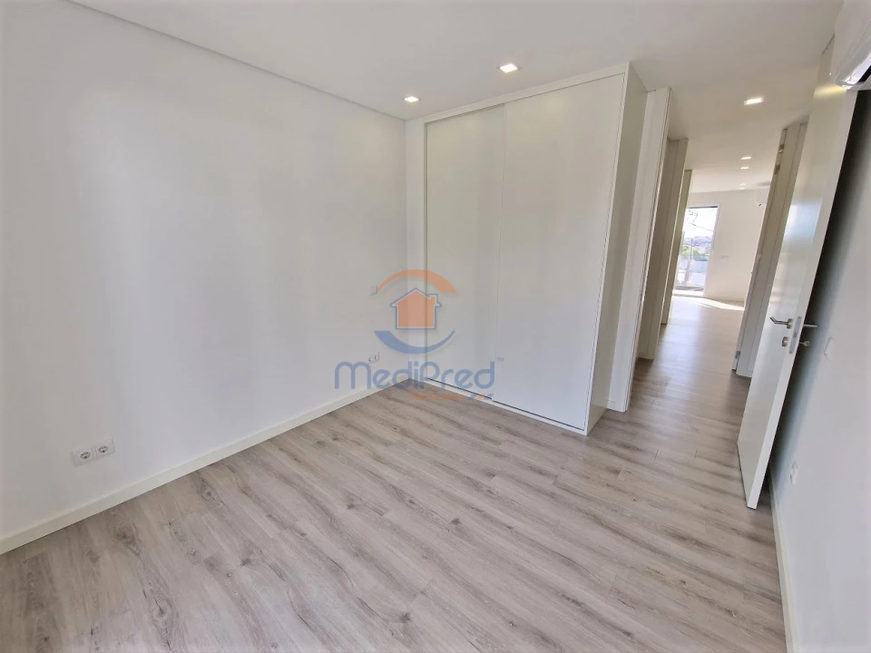 Apartamento T2 para Venda em Santo António dos Cavaleiros e Frielas Foto 16