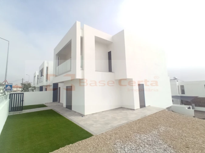 Moradia T4 para Venda em Corroios Foto 2