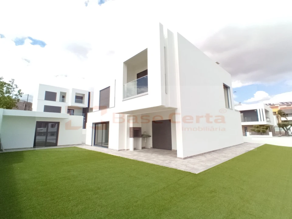 Moradia T4 para Venda em Corroios Foto 2