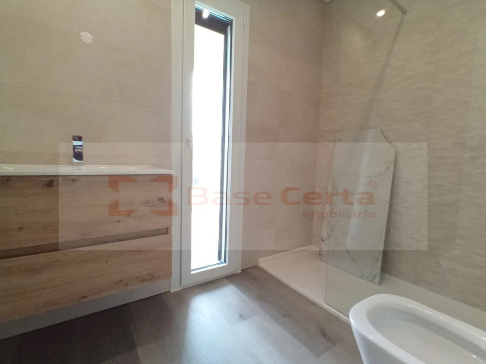 Moradia T4 para Venda em Corroios Foto 31