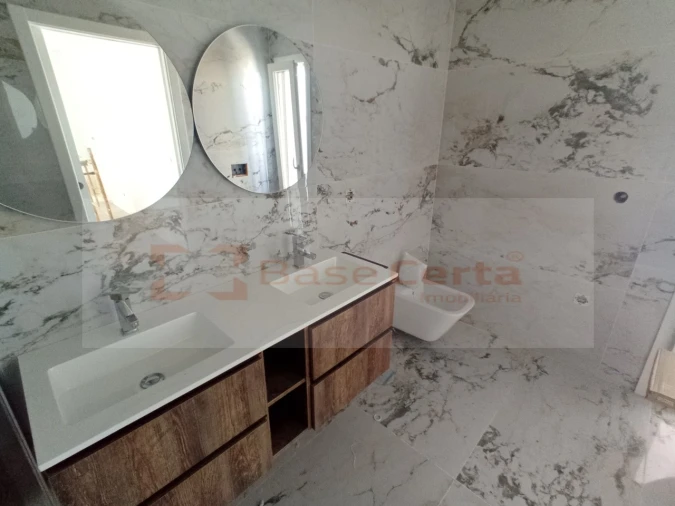 Moradia T4 para Venda em Corroios Foto 21