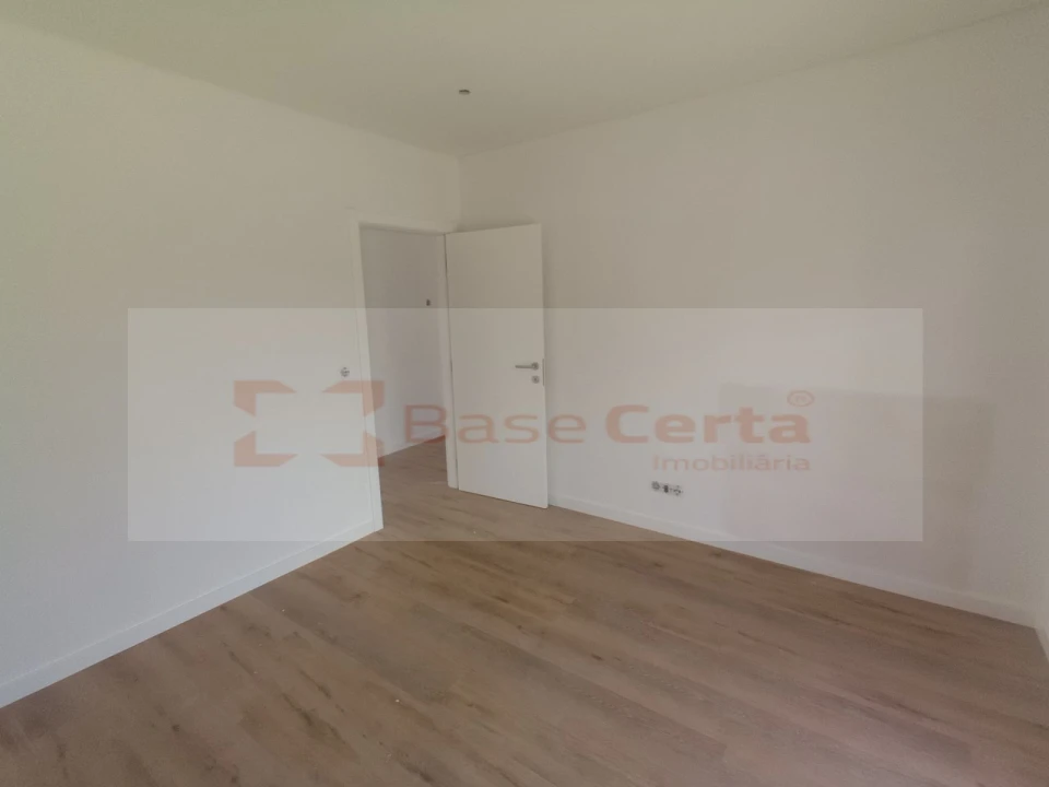 Moradia T4 para Venda em Corroios Foto 18