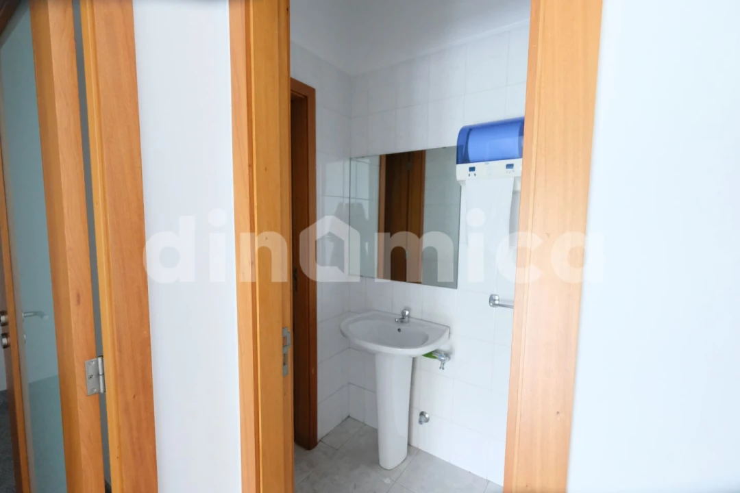 Loja para Arrendamento em Bougado (São Martinho e Santiago) Foto 9