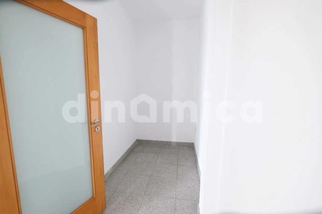 Loja para Arrendamento em Bougado (São Martinho e Santiago) Foto 12