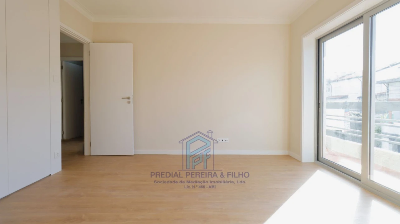 Apartamento T5 para Venda em Cidade da Maia Foto 16