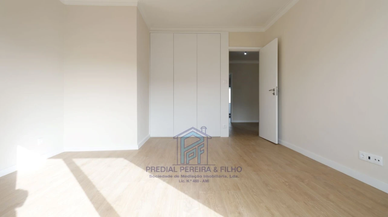 Apartamento T5 para Venda em Cidade da Maia Foto 17