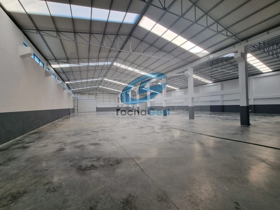 Armazém para Arrendamento em Serzedo e Perosinho Foto 2