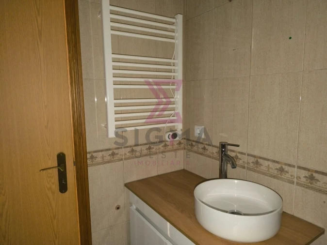 Apartamento T2 para Venda em Bombarral e Vale Covo Foto 13