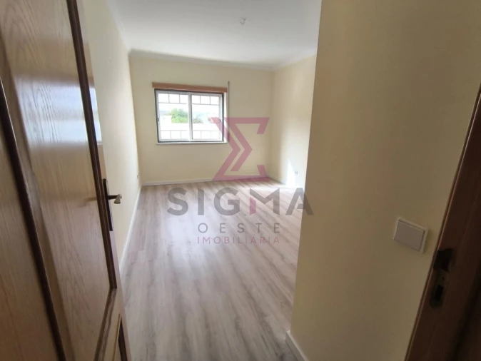 Apartamento T2 para Venda em Bombarral e Vale Covo Foto 35