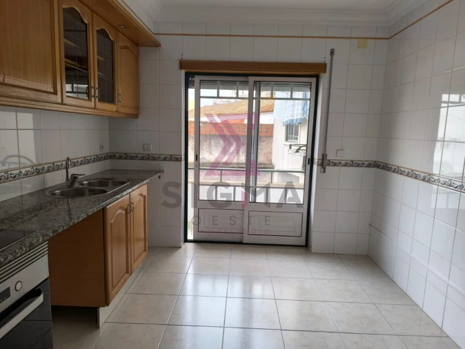 Apartamento T2 para Venda em Bombarral e Vale Covo Foto 4