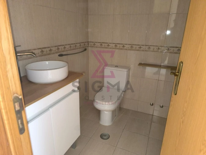 Apartamento T2 para Venda em Bombarral e Vale Covo Foto 17