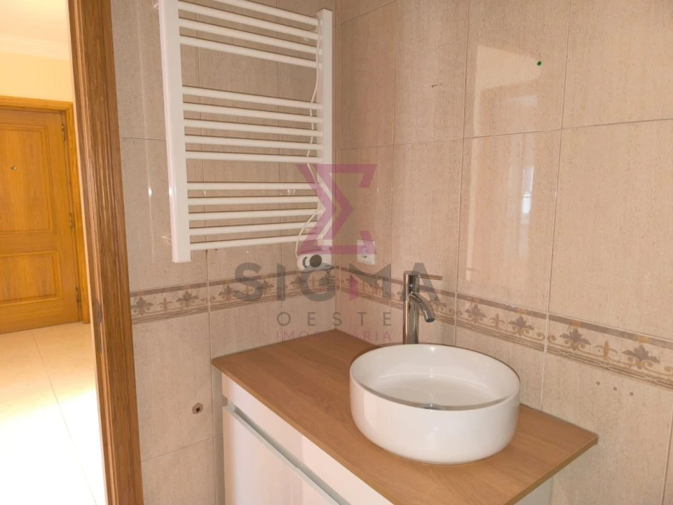 Apartamento T2 para Venda em Bombarral e Vale Covo Foto 11