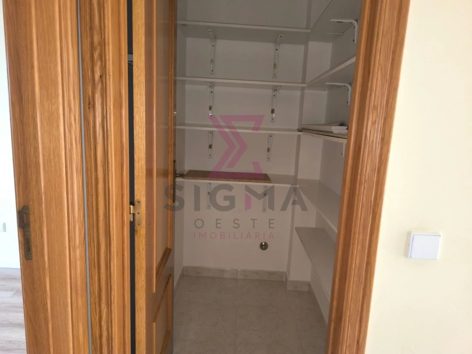 Apartamento T2 para Venda em Bombarral e Vale Covo Foto 21