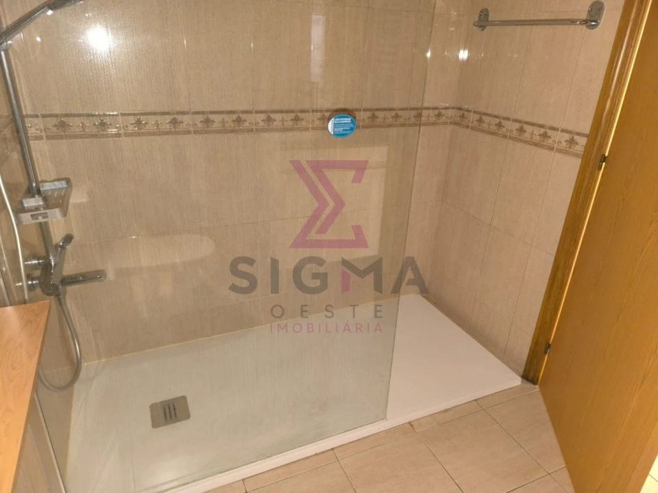 Apartamento T2 para Venda em Bombarral e Vale Covo Foto 10