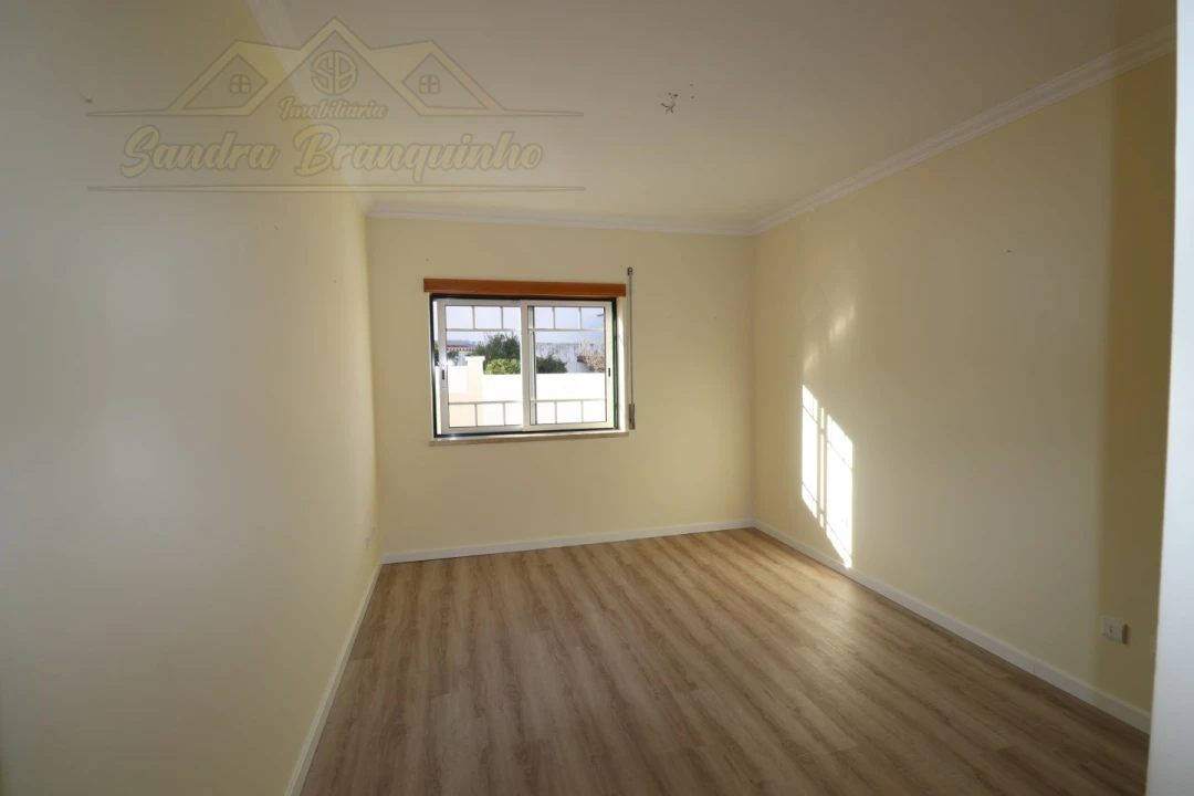 Apartamento T2 para Venda em Bombarral e Vale Covo Foto 7