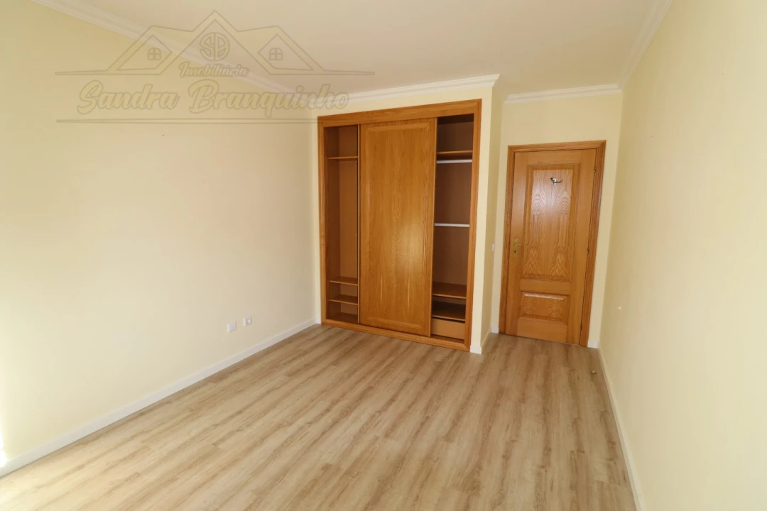 Apartamento T2 para Venda em Bombarral e Vale Covo Foto 8