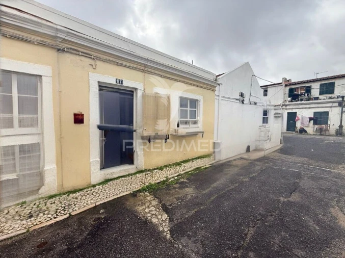 Moradia T2 para Venda em Campolide Foto 3