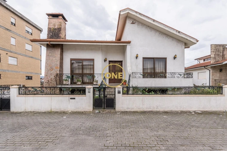 Moradia T5 para Venda em Santo Tirso, Couto (Santa Cristina e São Miguel) e Burgães Foto 1