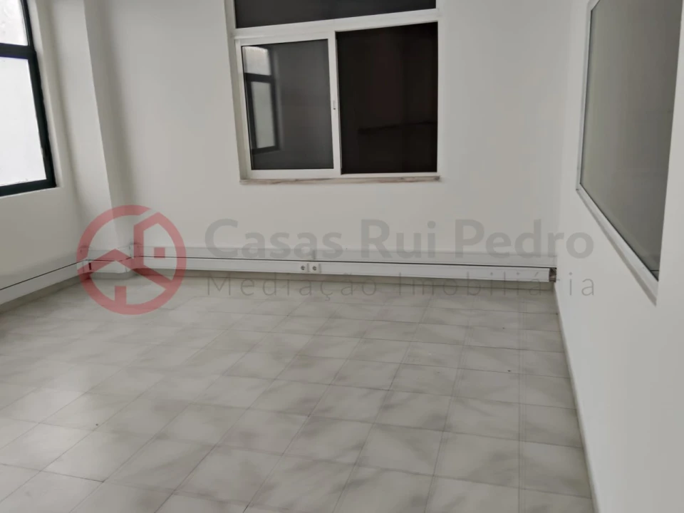 Armazém para Venda em Quinta do Anjo Foto 8