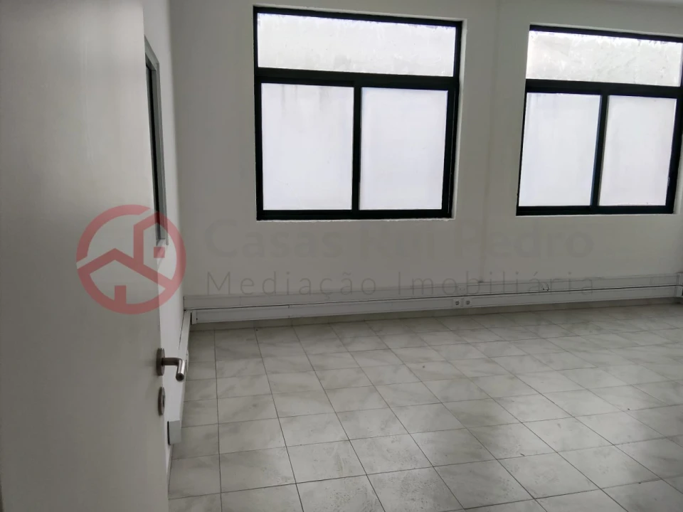 Armazém para Venda em Quinta do Anjo Foto 10