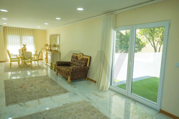 Moradia T4 para Venda em Pontinha e Famões Foto 11