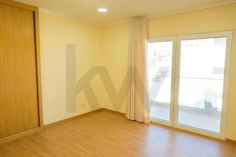 Moradia T4 para Venda em Pontinha e Famões Foto 30