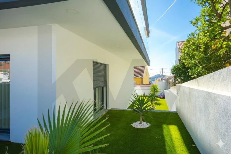 Moradia T4 para Venda em Pontinha e Famões Foto 8