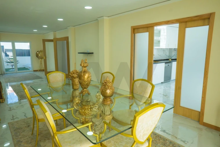 Moradia T4 para Venda em Pontinha e Famões Foto 12