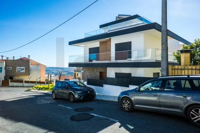 Moradia T4 para Venda em Pontinha e Famões Foto 3