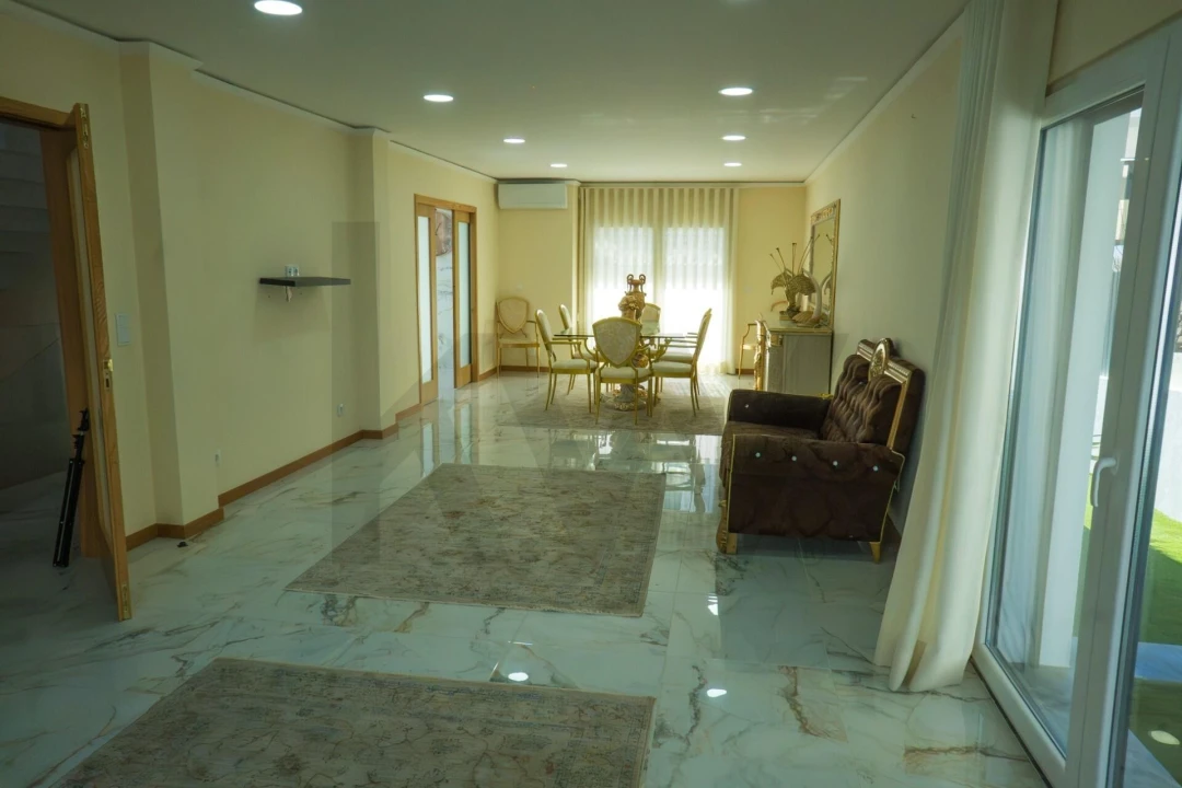 Moradia T4 para Venda em Pontinha e Famões Foto 10