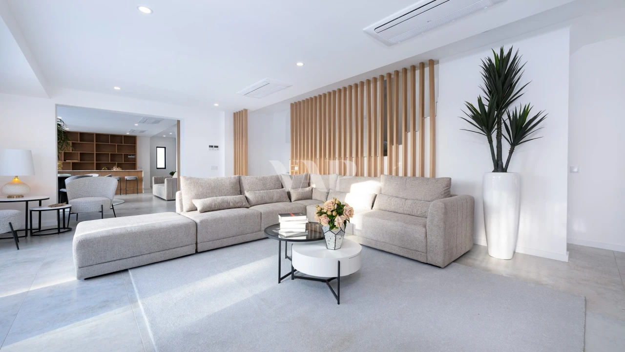 Moradia T8 para Arrendamento em Quarteira Foto 2